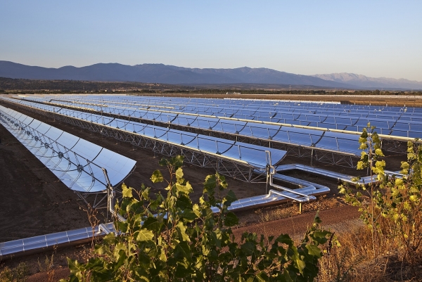 280-мегаваттный солнечной завод в Аризоне продолжает производить энергию спустя 6 часов после захода солнца