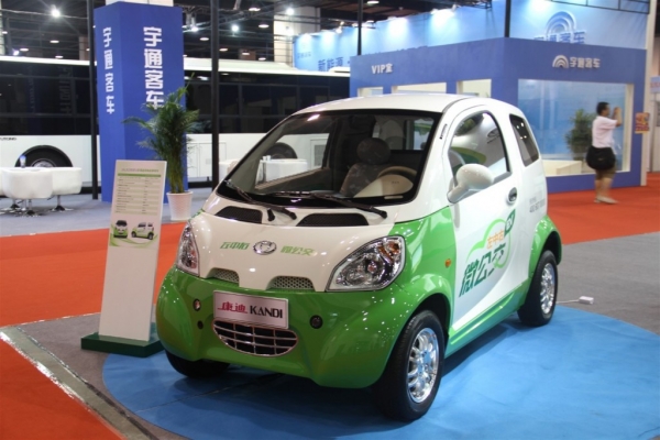 Автомат по аренде маленьких китайских электромобилей