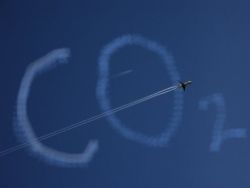 ЕС: Международные авиалинии должны будут брать право на выбросы CO2