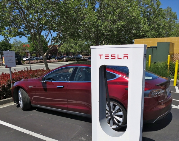 Tesla Model S получает высокий балл в опросах удовлетворенности клиентов