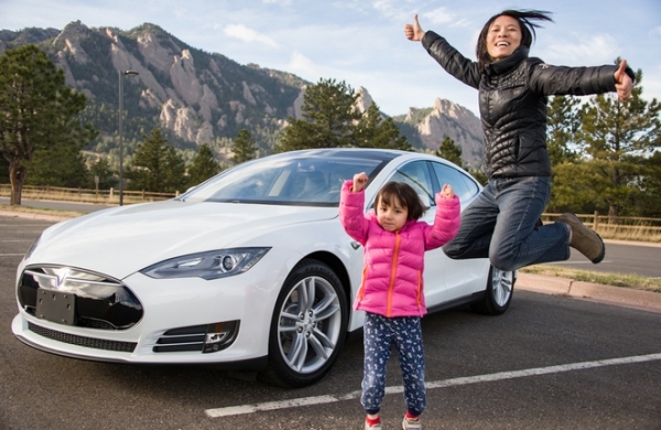 Tesla продала 6900 электронных автомобилей в четвертом квартале 2013 года, опередив ожидания на 20%