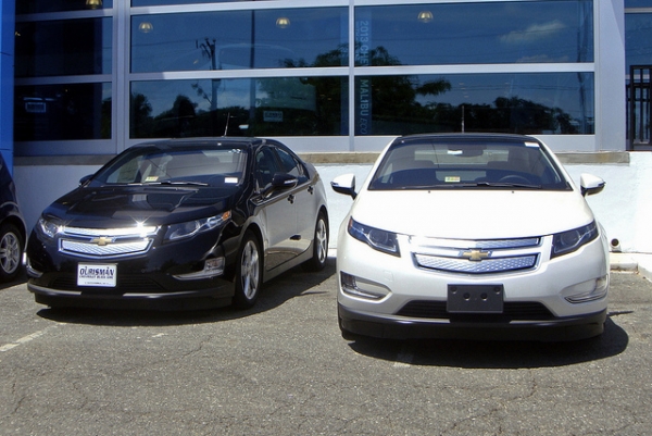 В 2013 году GM продали 23 094 Chevy Volt, а Nissan продал 22 610 электронных Leaf