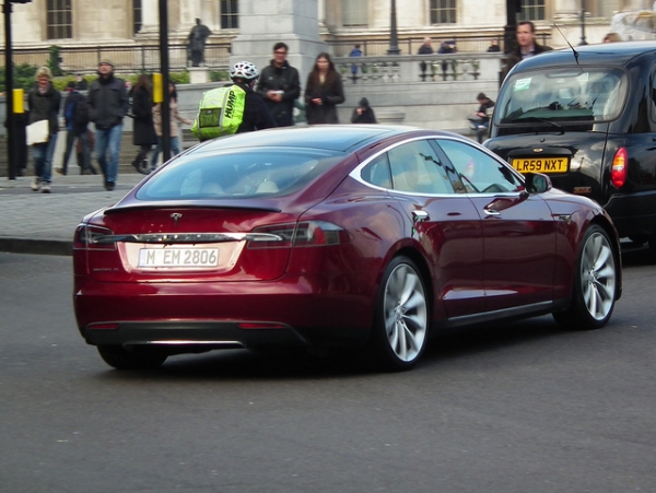 В Англии скоро начнутся реализации Tesla Model S - цены стартуют с отметки в f49900