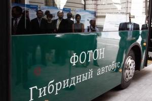 Власти Пекина подарили правительству Москвы гибридные автобусы