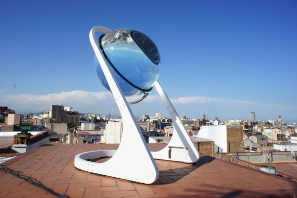 Зарядное устройство в виде прозрачного шара концентрирует солнечные лучи на маленький солнечный элемент