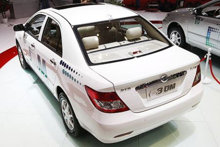 Китай: начались реализации гибридного автомобиля BYD
